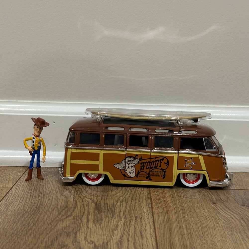 VOLKSWAGEN T1 BUS BROWN W/ WOODY FIGURE & SURFBOAD "TOY STORY" 1/24 JADA Inc